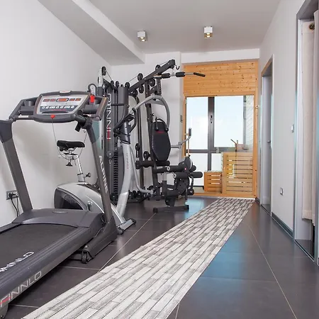 Апартаменти Whitehouse