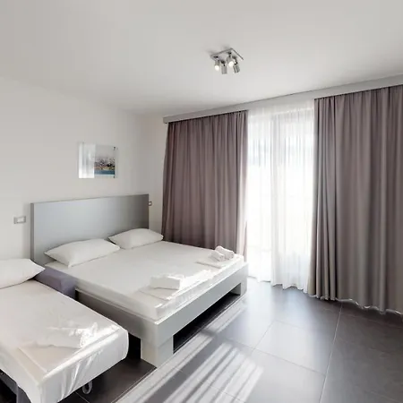 Whitehouse Apartament *