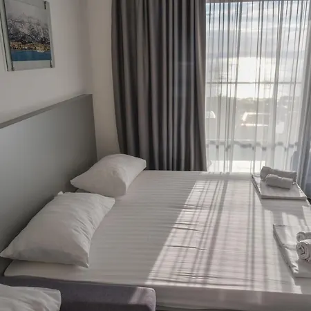 Whitehouse Apartament *