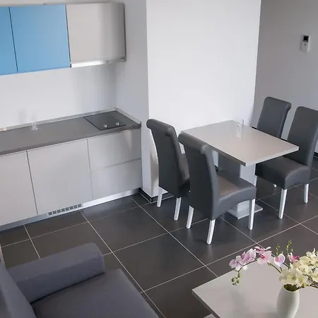 Whitehouse Макарська