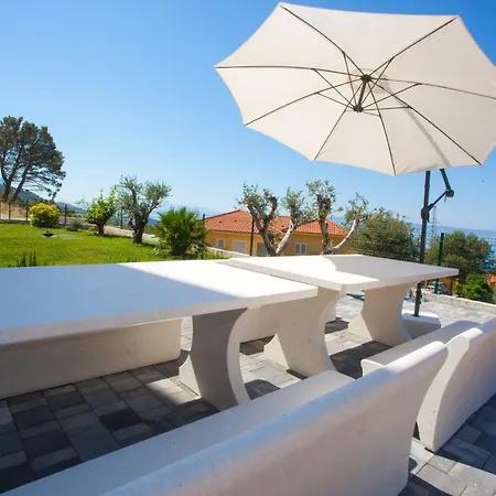 Whitehouse Апартаменти *