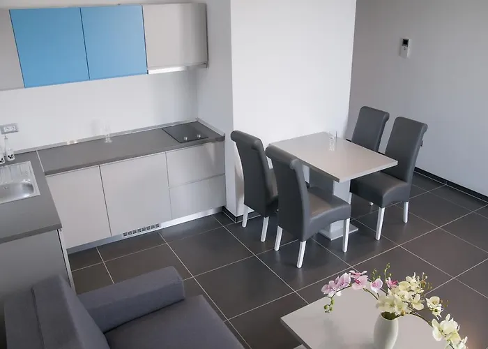 Whitehouse Макарська