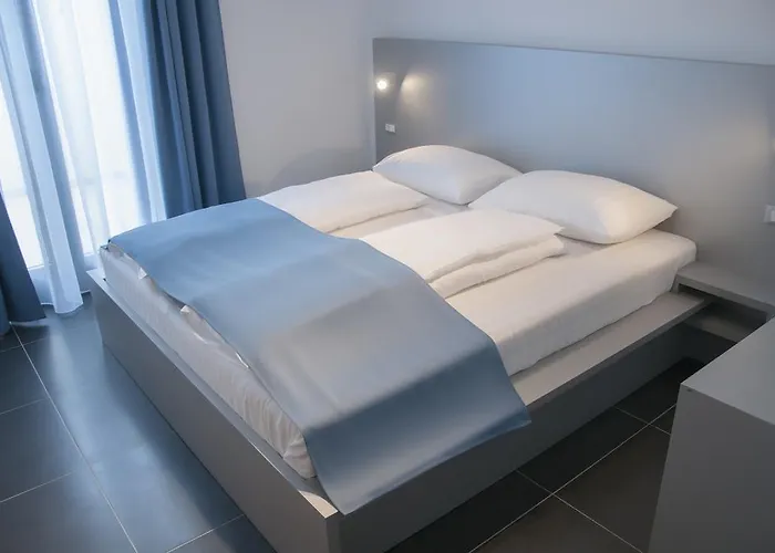 Whitehouse Макарська