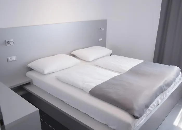 Whitehouse Макарська