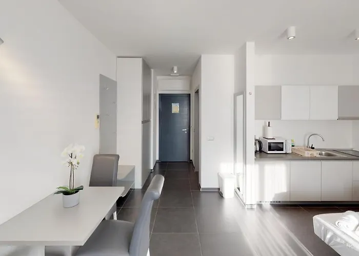 Whitehouse Макарська