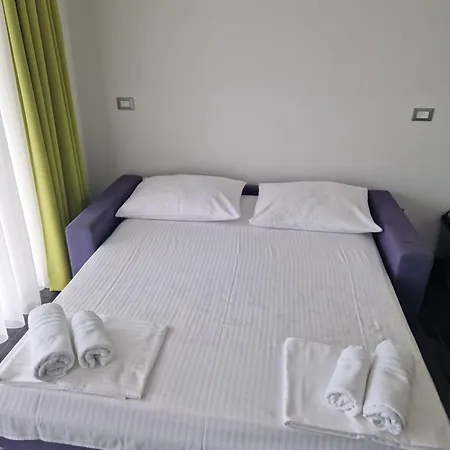 Whitehouse Apartment