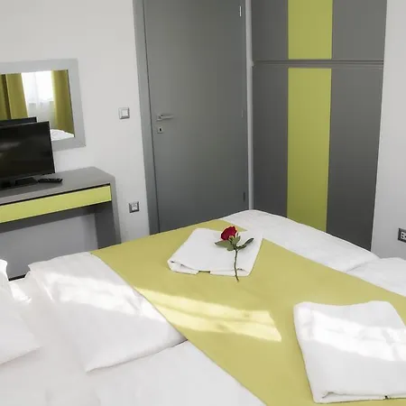 Whitehouse Apartment